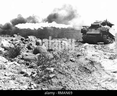 Un réservoir de jets de flamme Marine, également connu sous le nom de 'Ronson', une place forte, un village japonais. Les huit chars Sherman M4A3 équipé de la Marine Mark 1 lanceur de flamme s'est avéré être le plus précieux de systèmes d'armes sur Iwo Jima. Banque D'Images