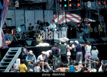 Le musicien écossais, chanteur et auteur-compositeur Jim Kerr, célèbre pour son travail avec le groupe Simple Minds, est montré sur scène au Live Aid à Philadelphie en 1985. Banque D'Images