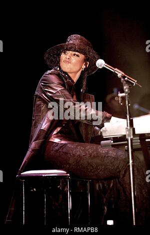 R&B, soul singer, auteur-compositeur, pianiste, violoncelliste et actrice Alicia Cook, plus connu sous son nom de scène Alicia Keys, est montré sur scène pendant un concert en direct de l'apparence. Banque D'Images