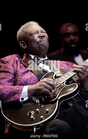 Guitariste, chanteur et auteur-compositeur B. B. King, né Riley B. King, est montré sur scène pendant un concert 'live' apparence Banque D'Images