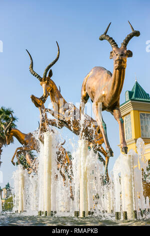 Johannesburg, Afrique du Sud, 8 Septembre - 2018 : dispositif de l'eau avec l'antilope bronze sculptures. Banque D'Images