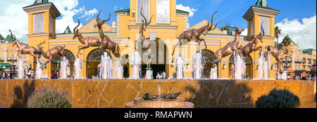 Johannesburg, Afrique du Sud, 8 Septembre - 2018 : dispositif de l'eau avec l'antilope bronze sculptures. Banque D'Images