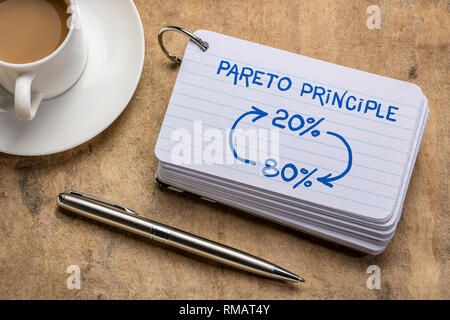 80-20 Pareto principe concept - un croquis sur une pile de cartes d'index avec une tasse de café et d'un stylo Banque D'Images