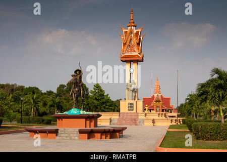 Le Cambodge, la province de Kampot, Kep, statue de Jayavarman II à cheval au Vietnam, dans l'Amitié du Kampuchea abandonné période française Ghost Town Banque D'Images