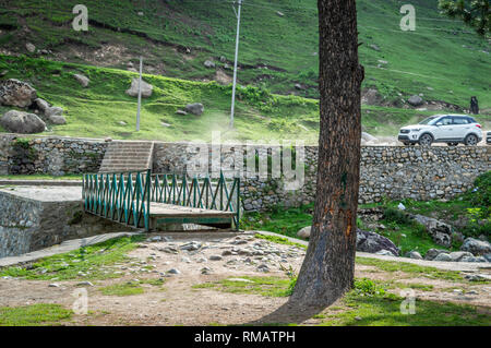 Pahalgam, Jammu-et-Cachemire, en Inde : en date du 20 août 2018- : UN SUV Hyundai Creta voiture garée sur une route poussiéreuse dans une station thermale pleine de verts Banque D'Images