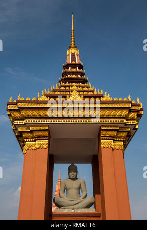 Le Cambodge, la province de Kampot, Kep, figure de Bouddha dans la pagode de style traditionnel Khmer avec toit pointu à plusieurs niveaux Banque D'Images