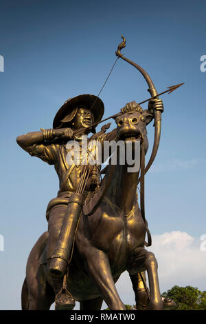 Le Cambodge, la province de Kampot, Kep, statue du roi Jayavarman II à cheval Banque D'Images