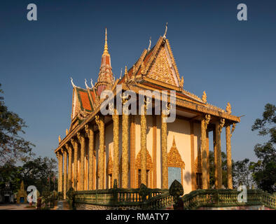 La province de Kampot, Cambodge, Kampot, Trey Koh, l'Île du poisson, Wat Traeuy Kaoh Vihara, salle de prière avec piliers dorés richement décoré Banque D'Images