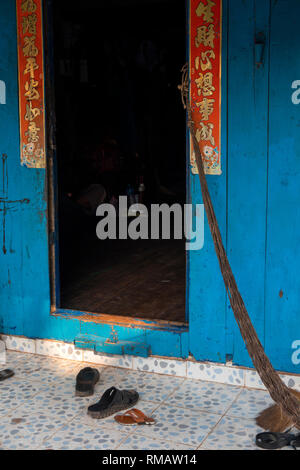 La province de Kampot, Cambodge, Kampot, Trey Koh, l'Île du poisson, Traeuy Kaoh village de pêcheurs à côté de la rivière Prek Kampong Kandal, chaussures à l'extérieur de la porte de Banque D'Images