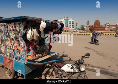 La province de Kampot, Cambodge, Kampot, Durian ville rond-point, transport local, négociant avec des marchandises sur moto remork Banque D'Images