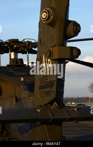 La queue d'un UH-60M de l'armée américaine d'hélicoptères Black Hawk de la 1re Brigade d'aviation de combat, 1re Division d'infanterie, est considéré sur la base aérienne de Chièvres, Belgique, le 30 janvier 2019. La Base Aérienne de Chièvres a servi comme une zone d'étape intermédiaire avant la 1re Brigade d'aviation de combat se déploie à l'Allemagne, la Pologne, la Lettonie et la Roumanie pendant neuf mois pour former avec les partenaires de l'OTAN à l'appui de la résolution de l'Atlantique. (U.S. Photo de l'armée par Visual Spécialiste de l'information Pascal Demeuldre) Banque D'Images