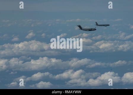 Un KC-135R Stratotanker KC-135R un autre ravitaille Stratotanker au cours de la zone continentale des États-Unis, le 28 janvier 2019. Les deux navires-citernes sont affectés à la 108e Escadre, un nouveau Jersey Air National Guard Unit at Joint Base McGuire-Dix-Lakehurst, New Jersey. (U.S. Photo de la Garde nationale d'un membre de la 1re classe Andrea A. S. Williamson) Banque D'Images