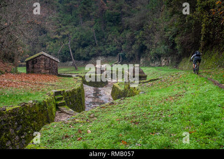 LUCCA, ITALIE - 12 juin 2009 : pas de cyclistes pédaler dans Aqueduc de Guamo, près de Lucques, Toscane, Italie, construite par Lorenzo Nottolini en 1823 Banque D'Images