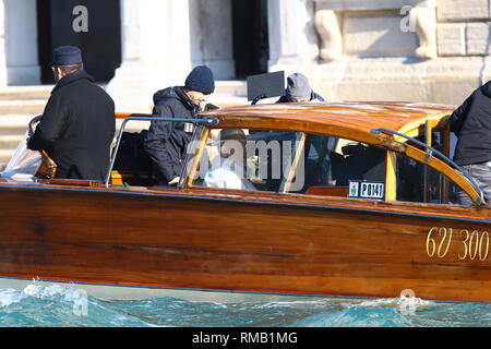 "Le nouveau pape' tournage sur le Grand Canal à Venise avec : John Malkovich Où : Venise, Italie Quand : 11 Jan 2019 Credit : IPA/WENN.com **Uniquement disponible pour publication au Royaume-Uni, USA, Allemagne, Autriche, Suisse** Banque D'Images