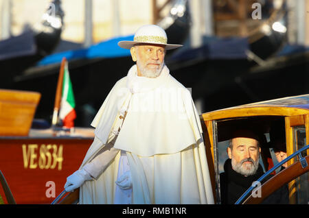 "Le nouveau pape' tournage sur le Grand Canal à Venise avec : John Malkovich Où : Venise, Italie Quand : 11 Jan 2019 Credit : IPA/WENN.com **Uniquement disponible pour publication au Royaume-Uni, USA, Allemagne, Autriche, Suisse** Banque D'Images