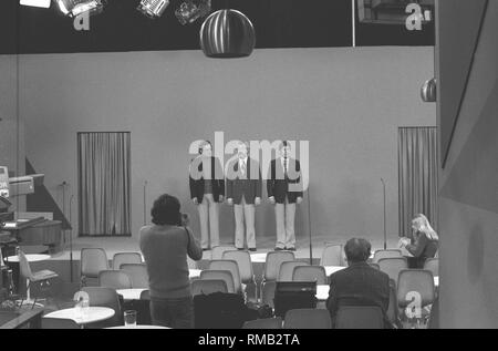 Dieter Hildebrandt, Klaus Havenstein, Juergen Scheller dans le spectacle du Nouvel An de la Münchener Lach- und Schiessgesellschaft sur ARD. Banque D'Images