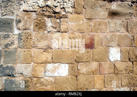 Vieux Mur antique de demaged sandy brown stones Vue de face closeup Banque D'Images