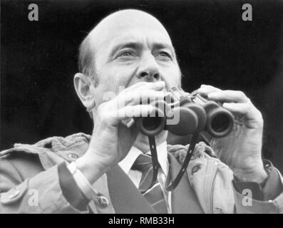 Le ministre allemand de la Défense, M. Manfred Wörner avec des jumelles lors d'une visite aux troupes. Banque D'Images