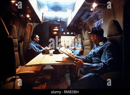 L'équipage de la mission Apollo 11, Neil A. Armstrong, Michael Collins et Edwin Aldrin dans la station de quarantaine sur la façon de le Lyndon B. Johnson Space Center, le centre de contrôle de la NASA près de Houston/Texas. Banque D'Images