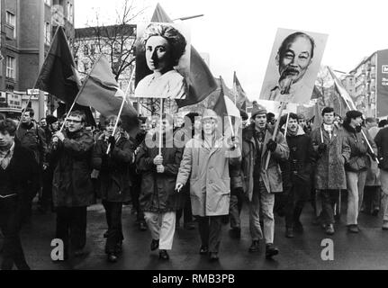 Après une démonstration de la guerre Anti-Vietnam-gauche Congrès du Vietnam à l'Université Libre de Berlin. À la tête de la procession sont des affiches avec des portraits de Rosa Luxemburg et le leader vietnamien Ho Chi Minh. Banque D'Images