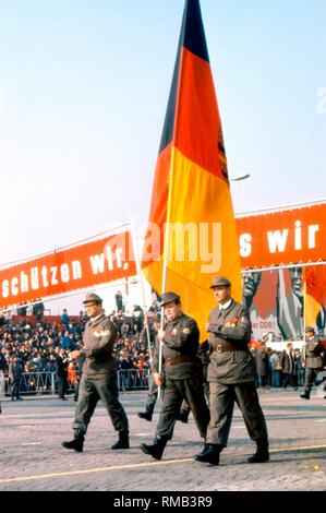 Défilé des unités de la SED combattre des groupes à l'occasion du 10e anniversaire de la construction du mur de Berlin sur la Marx-Engels-Platz à Berlin est, officiellement appelé des groupes de combat de la classe ouvrière par le SED. Banque D'Images