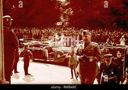 Benito Mussolini à Munich. La photo a été prise lors d'une rencontre avec Hitler à Munich probablement en face de la 'Fuehrerbau» sur Koenigsplatz à Munich. Sur le droit de Mussolini, Ministre allemand des affaires étrangères Joachim von Ribbentrop monte les escaliers. Banque D'Images