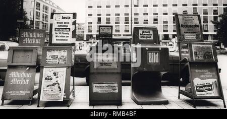 Conflit de travail dans l'industrie de l'impression en juin 1984 pour faire appliquer les 35 heures avec plein salaire compensatoire augmente. Dans l'image un kiosque dans la Sonnenstrasse à Munich avec squelette éditions de divers quotidiens. Banque D'Images