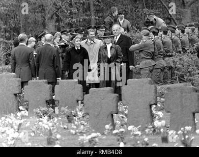 Le président américain Ronald Reagan, son épouse, Nancy, Helmut Kohl et sa femme Hannelore entrez le cimetière militaire de Bitburg, à travers une rangée de American (à gauche) et de soldats allemands (à droite). La visite de Reagan il y a des critiques, parce qu'à Bitburg membres de la Waffen-SS sont également enterrés. Banque D'Images