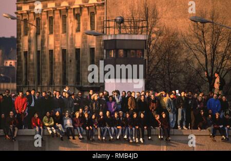 Berlin, 10 novembre 1989 - Des milliers de berlinois sont réunis à Mur de Berlin à la porte de Brandebourg pour fêter l'ouverture de la frontière. Banque D'Images