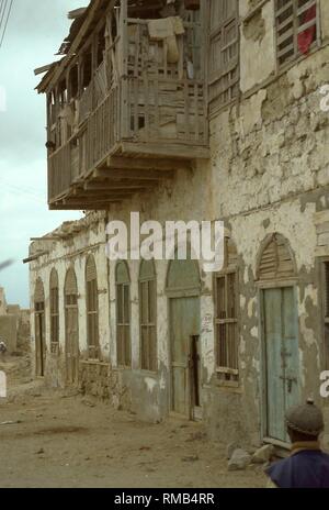 Façades de déserte et partiellement détruit les bâtiments résidentiels dans la ville de Port Soudan sur la mer Rouge Suakin. Au début des années 1980, de nouvelles tensions entre le Nord arabo-musulman et le Sud de l'Afrique de l'Christian-Black avec l'islamisation, a conduit à une recrudescence de la guerre civile au Soudan. Banque D'Images