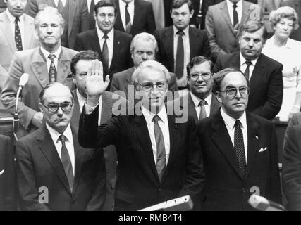 Edmund Stoiber à sa prestation de serment en tant que chef de la chancellerie de l'État de Bavière dans le grade de secrétaire d'Etat. Banque D'Images