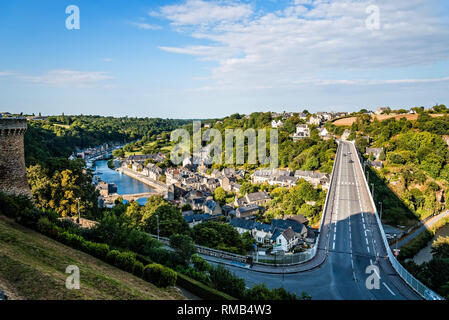 Vue sur le port sur la rivière Rance et le viaduc de la ville de Dinan, Bretagne Banque D'Images