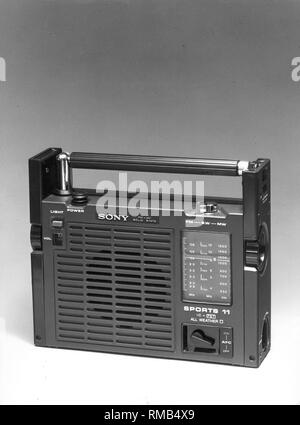 Sound radio : radio portable Sony, radio transistor, 1975. Banque D'Images