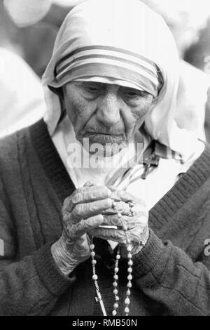 Mère Teresa (1910-1997), religieuse, fondatrice de la congrégation des Missionnaires de la charité et de la lauréate du Prix Nobel de la paix de 1979, priant le Chapelet au Marian mariologique et World Congress à Kevelear. Banque D'Images