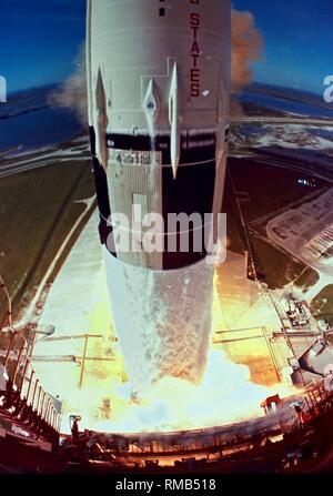 L'allumage de la fusée Saturn V qui lance les satellites "effort" dans l'espace à l'aire de lancement du Centre spatial Kennedy. Apollo 15 était la quatrième mission d'atterrissage lunaire de la NASA et la première mission à utiliser un véhicule lunaire. Banque D'Images