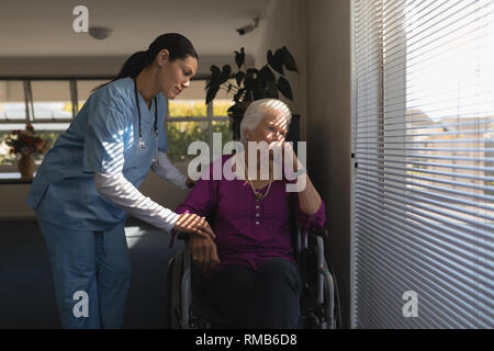 Femme médecin triste consolation à désactiver senior woman nursing home Banque D'Images