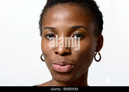 Jolie jeune femme africaine faisant la moue de ses lèvres et à la recherche de l'appareil photo. Banque D'Images