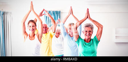 Yoga de l'instructeur avec les aînés Banque D'Images