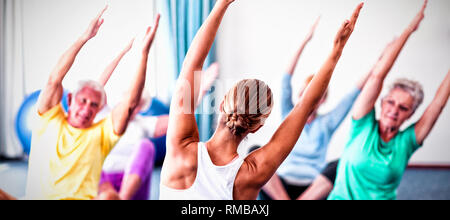 Yoga de l'instructeur avec les aînés Banque D'Images