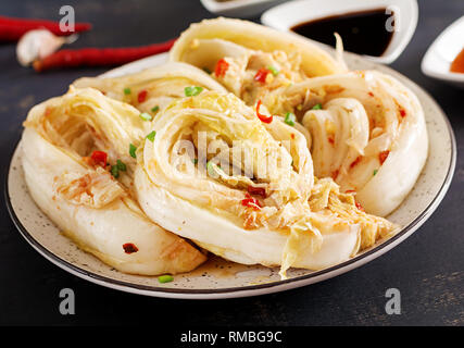 Le chou chinois. Le kimchi de choux. La nourriture traditionnelle coréenne. Les aliments fermentés. Concept d'aliments végétariens. Banque D'Images