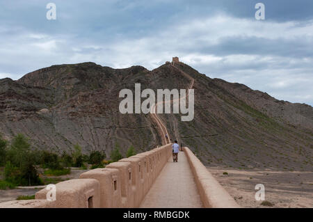 Jiayuguan, Chine - le 10 août 2012 : les touristes chinois à la Passe Jiayu, dans la province de Gansu, en Chine, avec les montagnes à l'arrière-plan. Banque D'Images