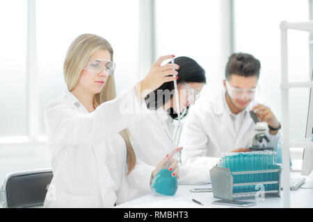 Close up.Une équipe de scientifiques conduite recherche fluide Banque D'Images