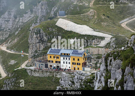 Le bâtiment appelé RIFUGIO PAPA dans le Nord de l'Italie dans Pasubio Mountain Banque D'Images