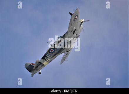 Supermarine Spitfire avion de chasse escalade et tournant en vol. Banque D'Images
