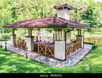 Arbor sur la rive d'un lac dans le parc paysager Mezhyhirya près de Kiev, Ukraine. Banque D'Images