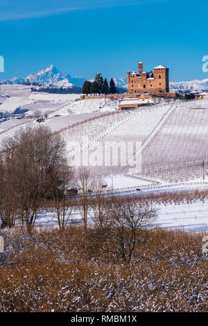 Vue suggestive de l'Unesco, château de Grinzane Cavour sur les collines enneigées et des vignobles Banque D'Images