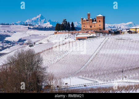 Vue suggestive de l'Unesco, château de Grinzane Cavour sur les collines enneigées et des vignobles Banque D'Images