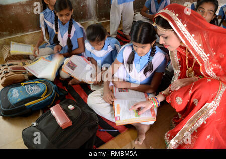 Aider l'enseignant à l'élève fille école rurale, Jaisalmer, Rajasthan, Inde, Asie Banque D'Images