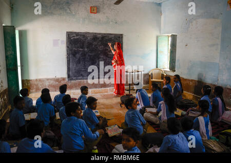 L'enseignement de l'enseignant les élèves à l'école d'une salle de classe , Jaisalmer, Rajasthan, Inde, Asie Banque D'Images