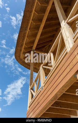 L'architecture de style alpin moderne en bois avec balcon et des lattes de bois verni, les bardeaux de bois et Banque D'Images